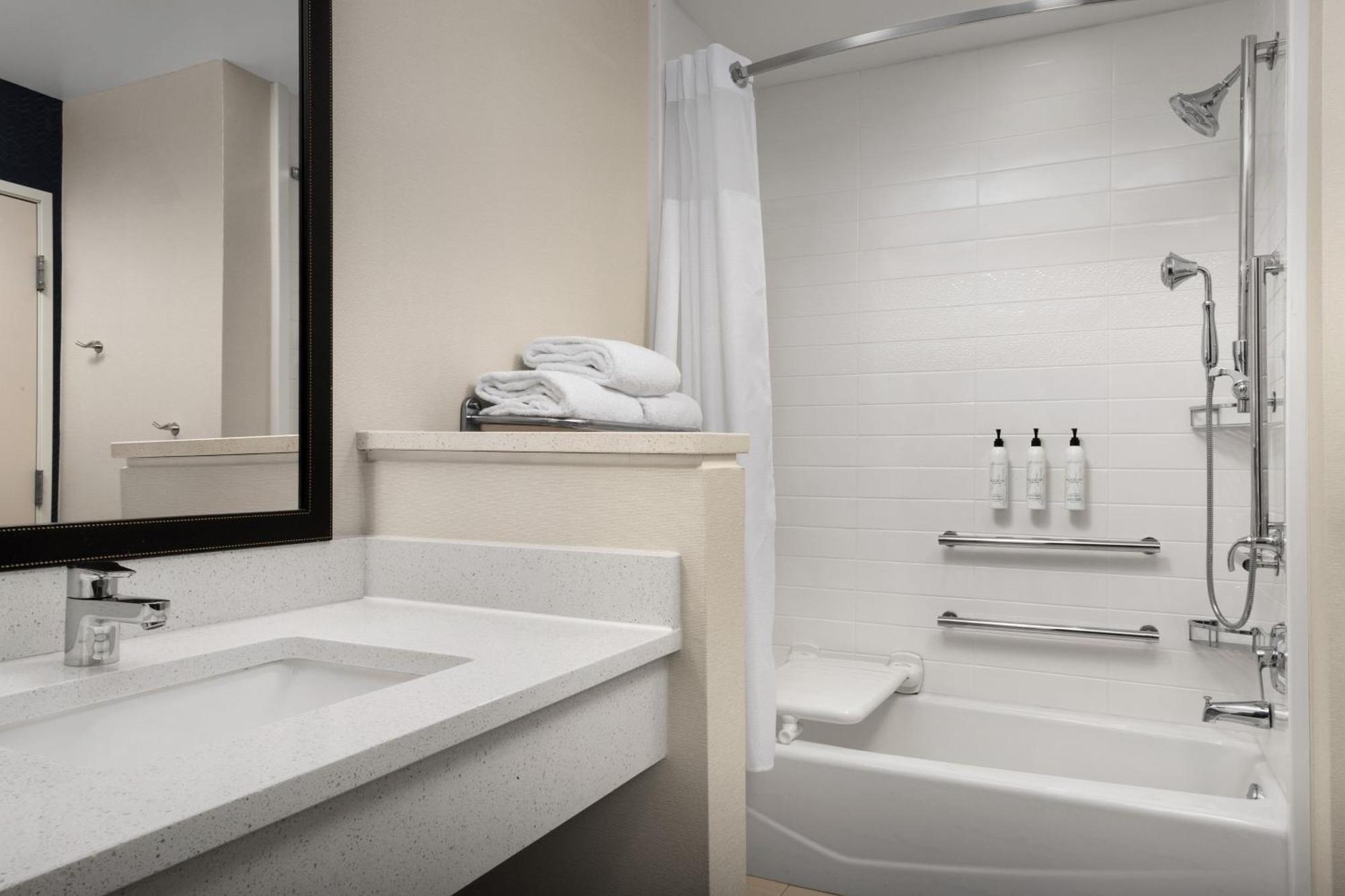 Fairfield Inn & Suites By Marriott Panama City Beach Upper Grand Lagoon Екстериор снимка